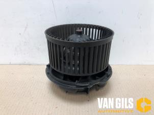 Usados Motor de ventilador de calefactor Renault Clio III (BR/CR) 1.2 16V TCe 100 Precio de solicitud ofrecido por Van Gils Automotive