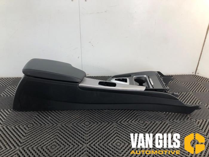 Middle console from a BMW 3 serie Touring (F31) 320i 2.0 16V 2014