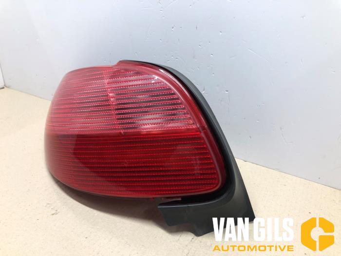 Taillight, left from a Peugeot 206 CC (2D) 1.6 16V 2001
