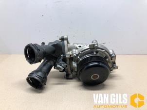 Usados Bomba de agua Mercedes Vito Tourer (447.7) 2.0 116 CDI 16V Precio de solicitud ofrecido por Van Gils Automotive