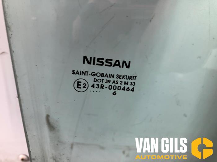 Vitre avant droite d'un Nissan Note (E11) 1.6 16V 2006