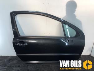 Używane Drzwi prawe przednie wersja 4-drzwiowa Peugeot 207/207+ (WA/WC/WM) 1.4 16V Cena € 150,00 Procedura marży oferowane przez Van Gils Automotive