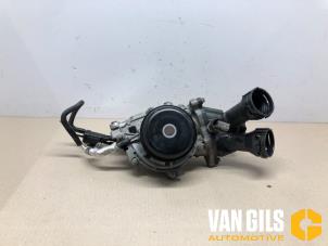 Usados Bomba de agua Mercedes Vito (447.6) 2.0 116 CDI 16V Precio de solicitud ofrecido por Van Gils Automotive