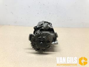 Used Oil pump Mercedes Vito (447.6) 2.0 116 CDI 16V Price on request offered by Van Gils Automotive