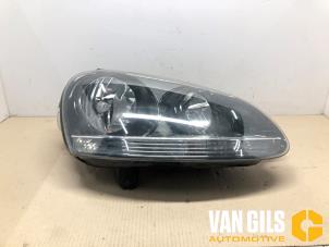 Używane Reflektor prawy Volkswagen Golf V (1K1) 2.0 GTI 16V Cena € 40,00 Procedura marży oferowane przez Van Gils Automotive