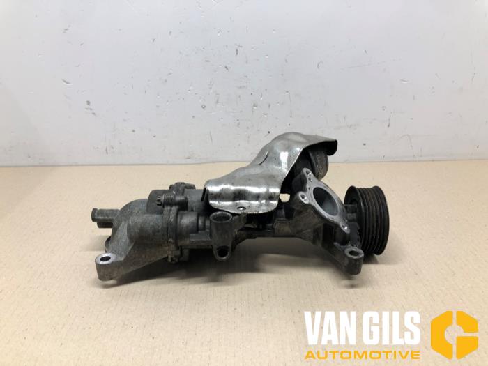 Begagnade Vattenpump Mercedes E (R207) E-200 2.0 Turbo 16V Pris € 150,00 Marginaltabell erbjuds av Van Gils Automotive