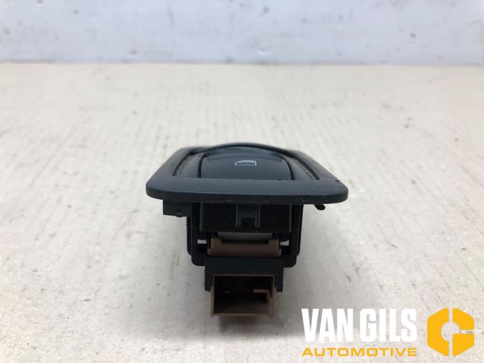 Usados Interruptor de ventanilla eléctrica Porsche Cayenne (9PA) 4.8 V8 32V S Precio € 30,00 Norma de margen ofrecido por Van Gils Automotive