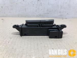Usados Interruptor PDC Kia Cee'd Sportswagon (JDC5) 1.6 GDI 16V Precio de solicitud ofrecido por Van Gils Automotive