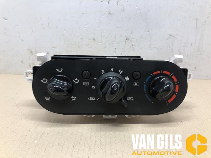 Heater control panel from a Renault Twingo II (CN) 1.2 16V 2011