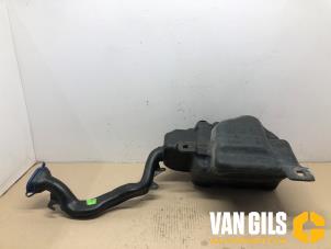 Usagé Réservoir lave-glace avant Mercedes CLA (117.3) 1.6 CLA-180 16V Prix sur demande proposé par Van Gils Automotive