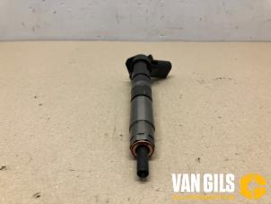 Used Injector (diesel) Mercedes Vito Tourer (447.7) 2.0 116 CDI 16V Price on request offered by Van Gils Automotive
