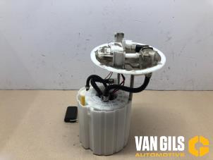 Usados Bomba eléctrica de combustible Mercedes CLA (117.3) 1.6 CLA-180 16V Precio de solicitud ofrecido por Van Gils Automotive