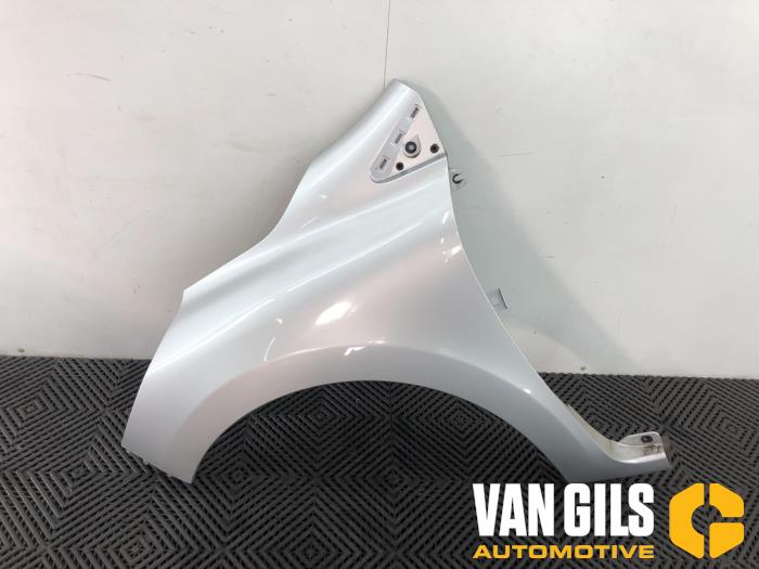Front wing, left from a Renault Clio IV (5R) 1.5 dCi 90 FAP 2017