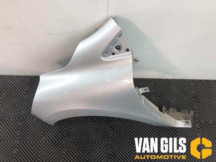 Front wing, left from a Renault Clio IV (5R) 1.5 dCi 90 FAP 2017