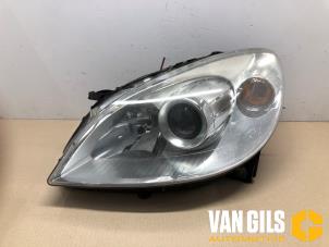 Używane Reflektor lewy Mercedes B (W245,242) 2.0 B-180 CDI 16V Cena na żądanie oferowane przez Van Gils Automotive