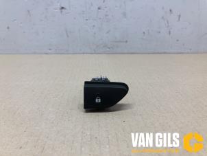 Gebrauchte Zentralverriegelung Schalter Renault Clio IV (5R) 1.5 dCi 90 FAP Preis auf Anfrage angeboten von Van Gils Automotive
