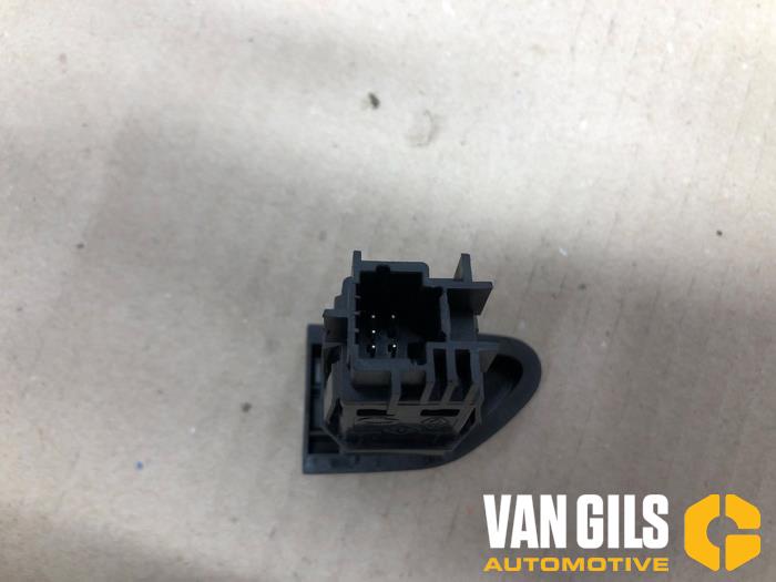 Panic lighting switch from a Renault Clio IV (5R) 1.5 dCi 90 FAP 2017