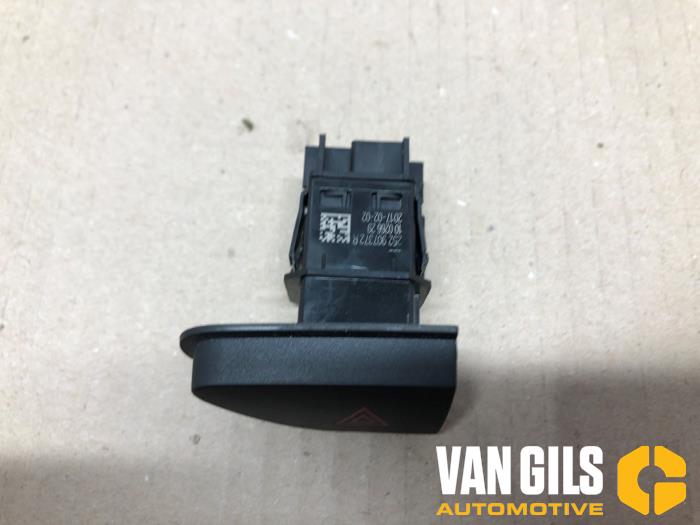 Panic lighting switch from a Renault Clio IV (5R) 1.5 dCi 90 FAP 2017