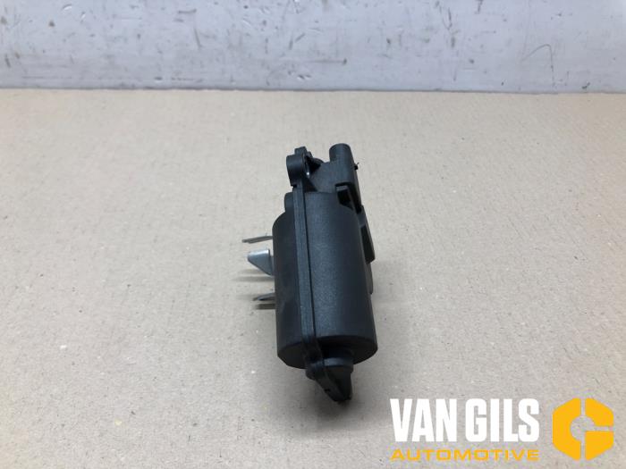 Exhaust valve from a Mercedes-Benz Vito Tourer (447.7) 2.0 116 CDI 16V 2020