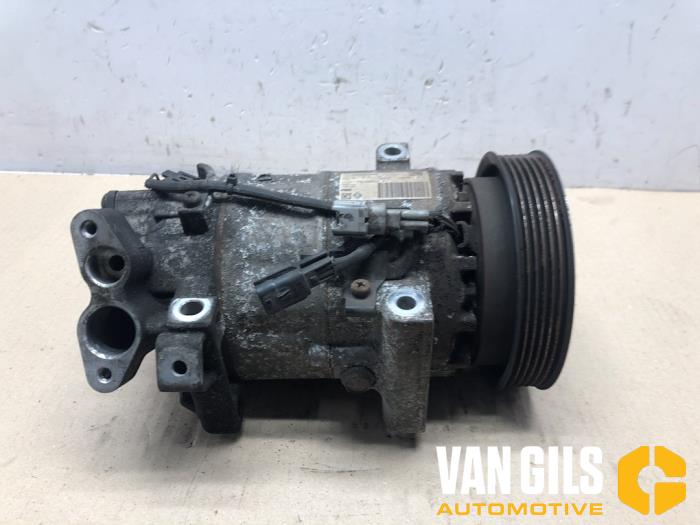 Air conditioning pump from a Renault Clio IV (5R) 1.5 dCi 90 FAP 2017