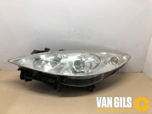 Używane Reflektor lewy Peugeot 307 SW (3H) 2.0 16V Cena na żądanie oferowane przez Van Gils Automotive