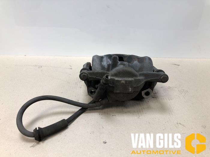 Gebrauchte Bremszange links vorne Mercedes CLA (117.3) 1.6 CLA-180 16V Preis € 50,00 Margenregelung angeboten von Van Gils Automotive