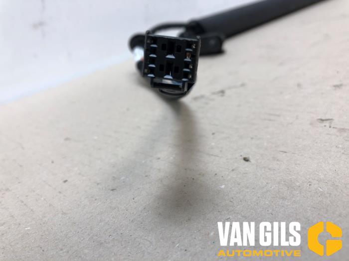 Gasdämpfer links hinten van een Nissan Qashqai (J12) 1.5 VC-T e-Power 16V 2023
