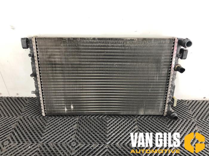 Usados Radiador Volkswagen Polo IV (9N1/2/3) 1.2 12V Precio € 75,00 Norma de margen ofrecido por Van Gils Automotive