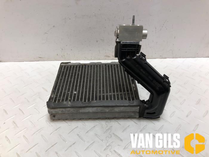 Usagé Radiateur clim Landrover Range Rover Evoque (LVJ/LVS) 2.0 Si4 240 16V 5-drs. Prix € 249,99 Règlement à la marge proposé par Van Gils Automotive