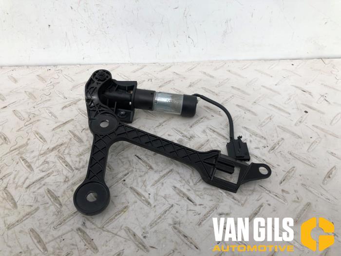 Convertible roof hinge
