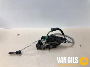 Begagnade Dörrlåsmekanism, 4-dörrars, vänster bak Mercedes C (W205) C-300 2.0 EQ Boost Turbo 16V Pris € 49,99 Marginaltabell erbjuds av Van Gils Automotive