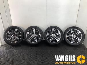Używane Zestaw felg sportowych + opony Mercedes C (W205) C-300 2.0 EQ Boost Turbo 16V Cena € 699,00 Procedura marży oferowane przez Van Gils Automotive