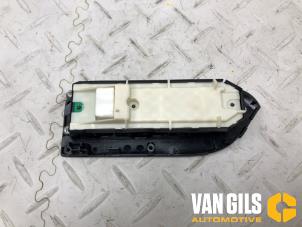 Używane Przelacznik elektrycznej szyby Toyota Land Cruiser (J15) 2.8 D-4D 16V Cena € 74,99 Procedura marży oferowane przez Van Gils Automotive