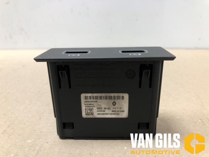 Begagnade USB-modul Renault Arkana (RJLL) 1.6 E-Tech 145 16V Pris € 29,99 Marginaltabell erbjuds av Van Gils Automotive
