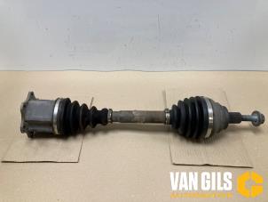 Usagé Arbre de transmission avant gauche Volkswagen Touran (5T1) 2.0 TDI 150 Prix € 125,00 Règlement à la marge proposé par Van Gils Automotive