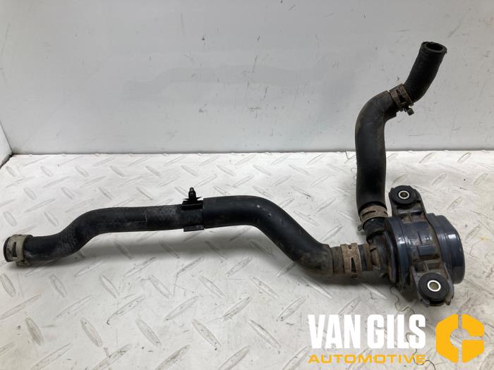 Usagé Pompe à eau Toyota Land Cruiser (J15) 2.8 D-4D 16V Prix € 89,99 Règlement à la marge proposé par Van Gils Automotive