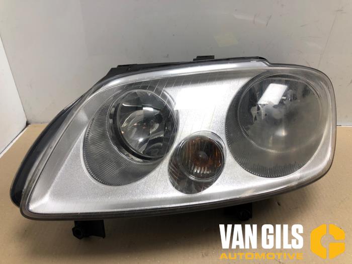 Używane Reflektor lewy Volkswagen Caddy III (2KA,2KH,2CA,2CH) 2.0 SDI Cena € 60,00 Procedura marży oferowane przez Van Gils Automotive