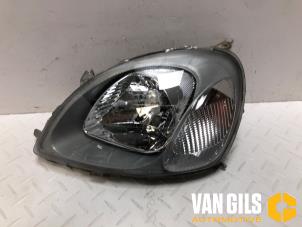 Begagnade Strålkastare, vänster Toyota Yaris (P1) 1.0 16V VVT-i Pris € 45,00 Marginaltabell erbjuds av Van Gils Automotive