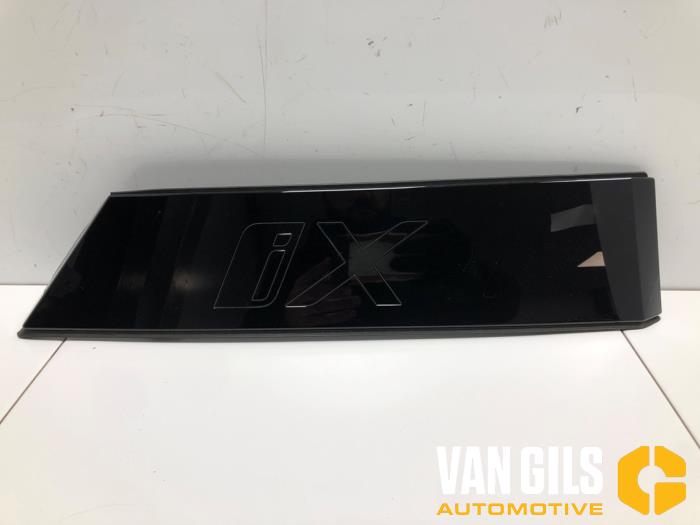 Begagnade Dekorstripe BMW iX (I20) xDrive40 77 kWh Pris € 60,00 Marginaltabell erbjuds av Van Gils Automotive
