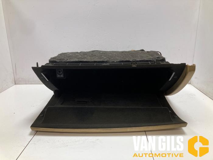 Begagnade Handskfack Audi A6 (C7) 3.0 V6 24V TFSI Quattro Pris € 75,00 Marginaltabell erbjuds av Van Gils Automotive