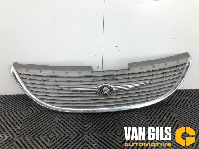 Używane Grill Chrysler Voyager Cena € 40,00 Procedura marży oferowane przez Van Gils Automotive