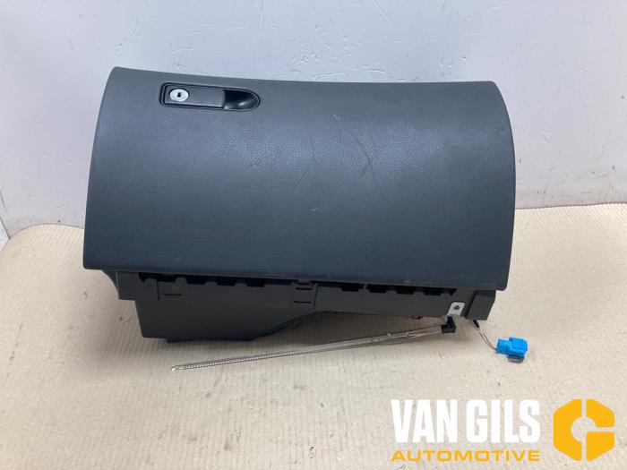 Gebrauchte Handschuhfach Mercedes C Estate (S205) C-180 BlueTEC, C-180 d 1.6 16V Preis € 125,00 Margenregelung angeboten von Van Gils Automotive