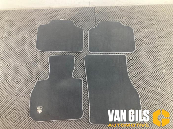 Gebrauchte Matten Set Mini Countryman (F60) 1.5 12V Cooper Preis € 54,95 Margenregelung angeboten von Van Gils Automotive