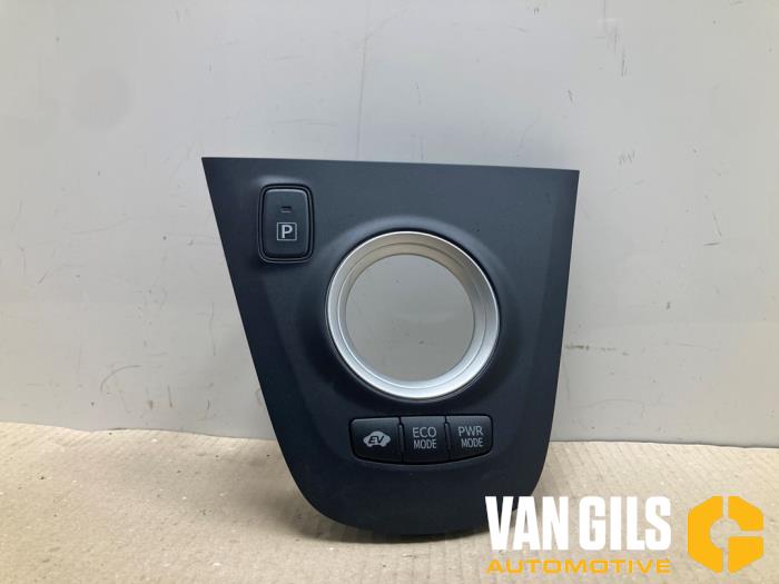 Handbremse Schalter van een Toyota Auris (E15) 1.8 16V HSD Full Hybrid 2012