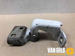 Begagnade Gångjärn, framdörr, höger Renault Trafic (1FL/2FL/3FL/4FL) 1.6 dCi 90 Pris på förfrågan erbjuds av Van Gils Automotive