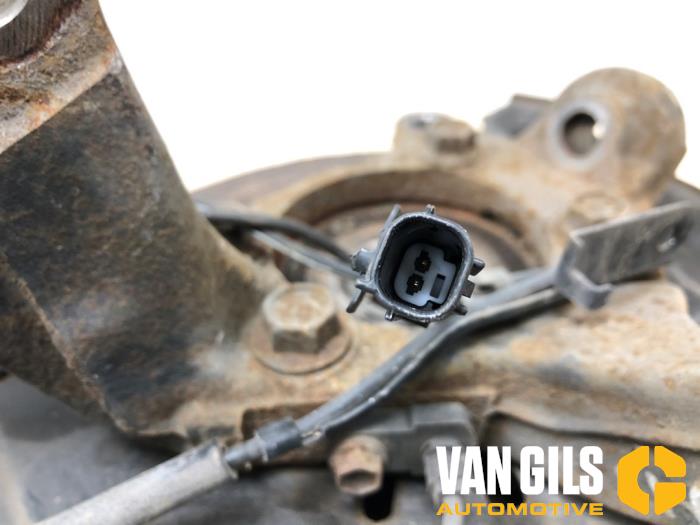 Achsschenkel links vorne van een Toyota Auris (E15) 1.8 16V HSD Full Hybrid 2012