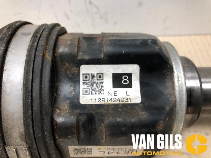 Arbre de transmission avant gauche d'un Toyota Auris (E15) 1.8 16V HSD Full Hybrid 2012