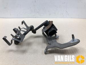 Gebrauchte Höhenregler Federung links hinten Mercedes E (C238) E-200 2.0 Turbo 16V Preis € 74,99 Margenregelung angeboten von Van Gils Automotive