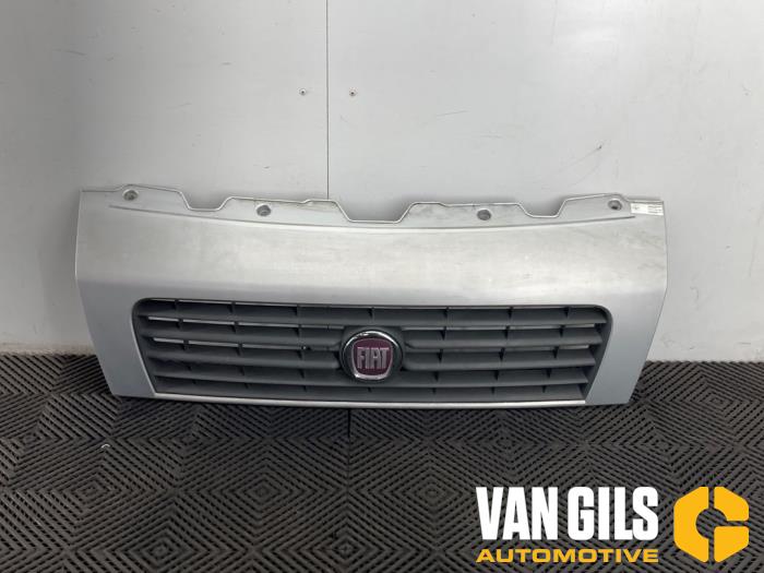 Begagnade Grill Fiat Ducato (250) 2.3 D 120 Multijet Pris på förfrågan erbjuds av Van Gils Automotive