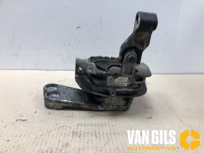 Engine mount from a Cupra Formentor 1.4 e-Hybrid VZ 16V 2022